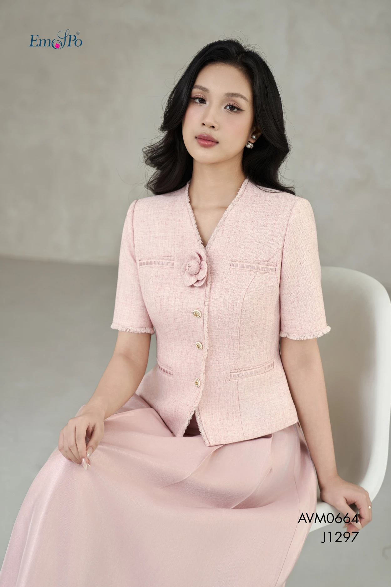 AVM0664 cài hoa trà khi ngồi