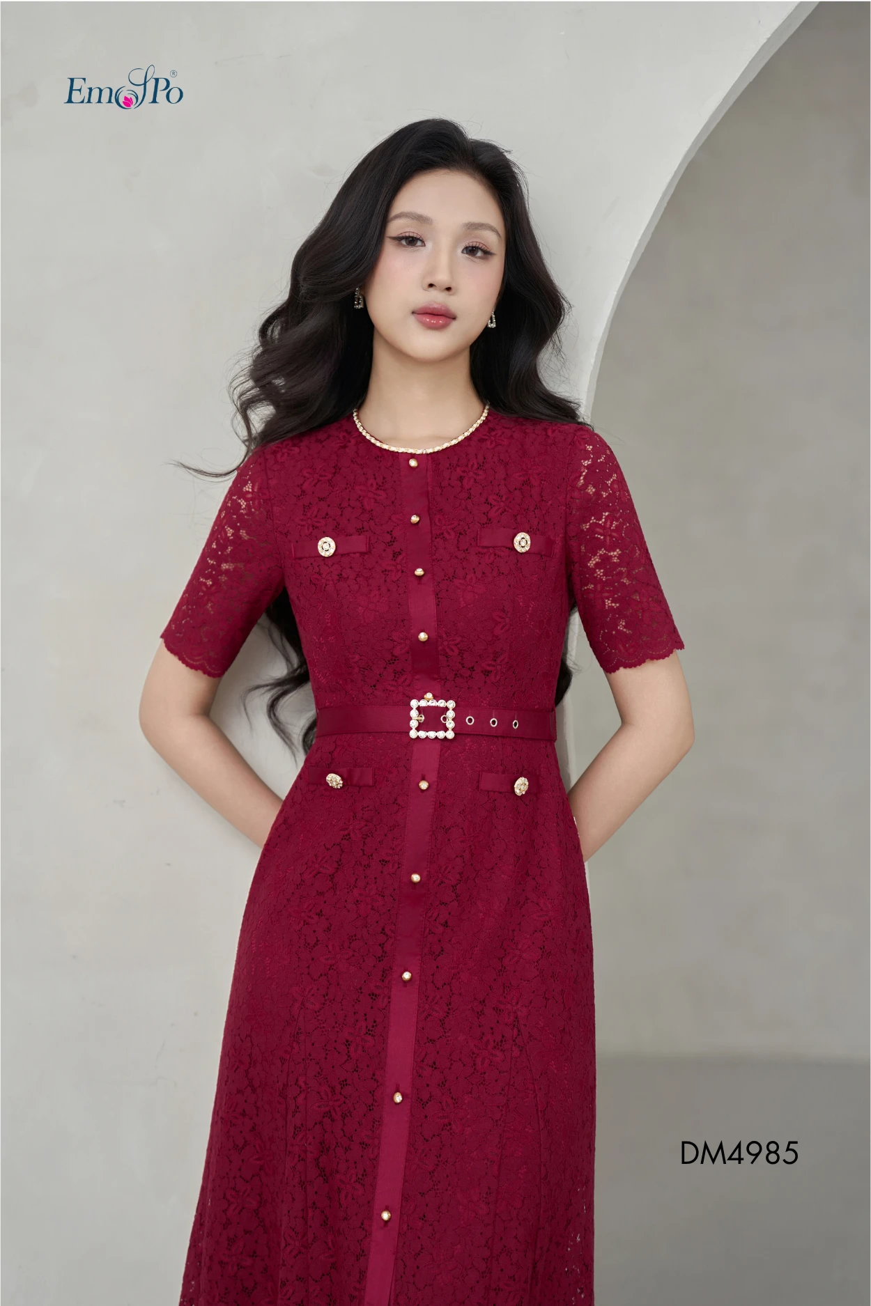 Cận cảnh hàng khuy ngọc và nắp túi DM4985