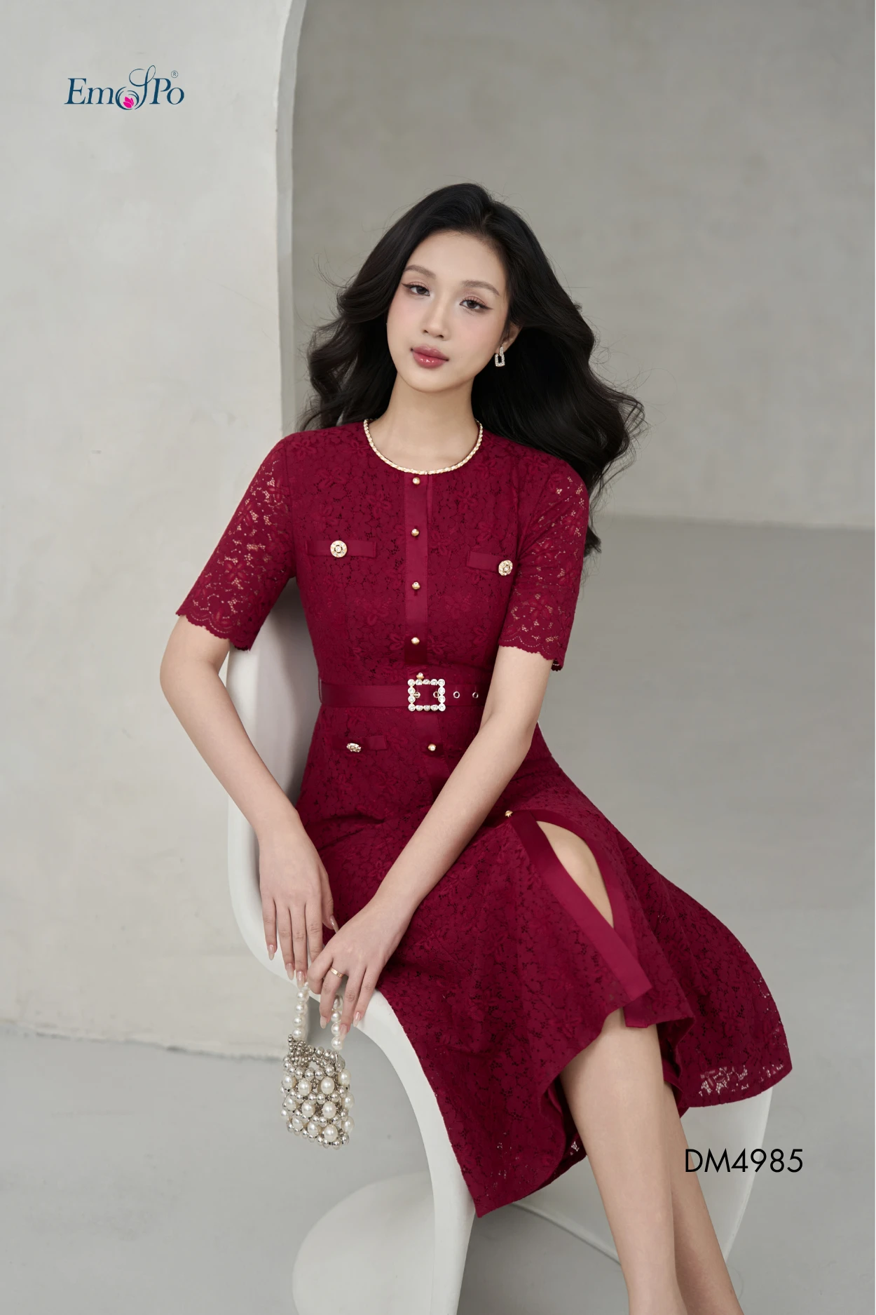 DM4985 khi ngồi, lộ đường xẻ tà viền lụa